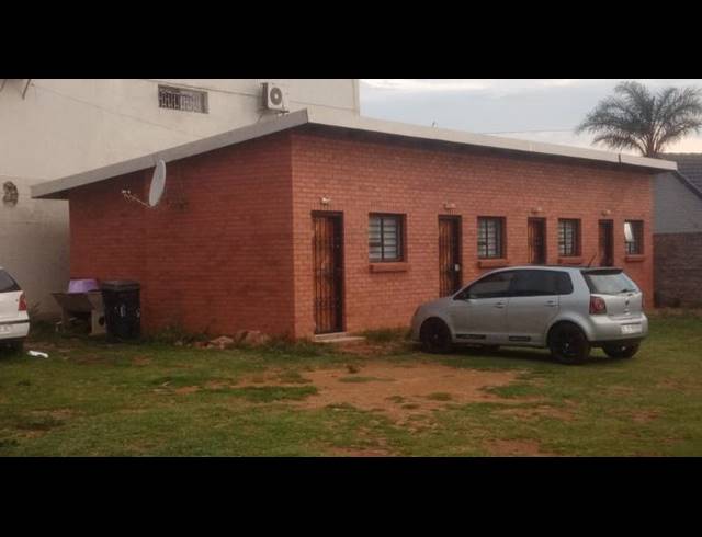 4 BEDROOM HOUSE FOR SALE IN LENASIA SOUTH